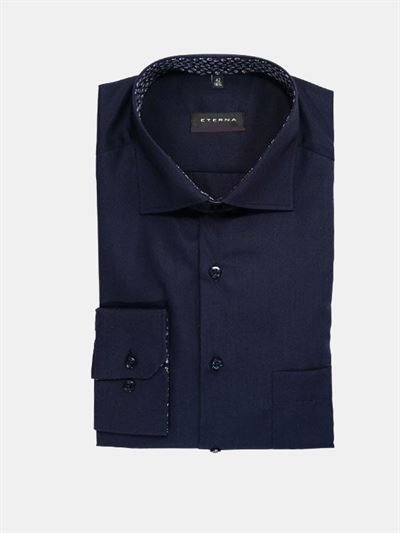 Eterna mørkeblå herreskjorte med kontrast mønster i flip og manchet. Comfort Fit med ekstra plads til i sær maven. 
